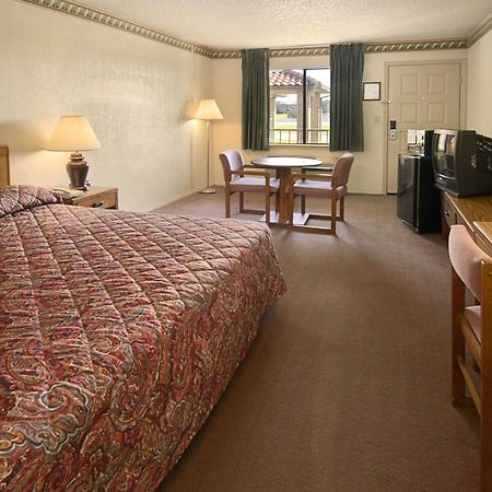 Travelodge By Wyndham Талса Экстерьер фото